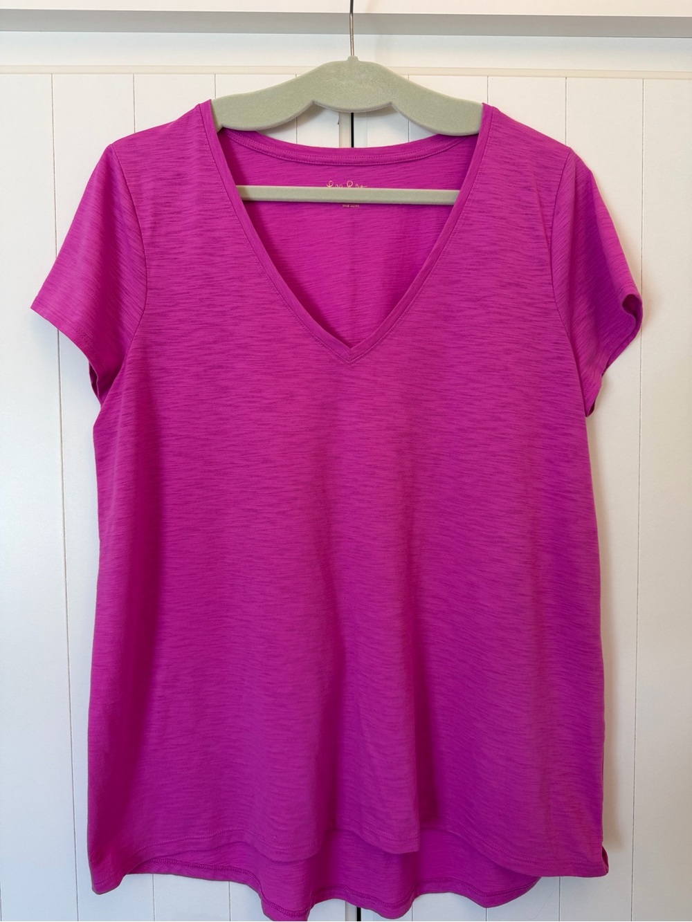 Lilly Pulitzer XL EUC Magenta V-Neck Short Sleeve Tee